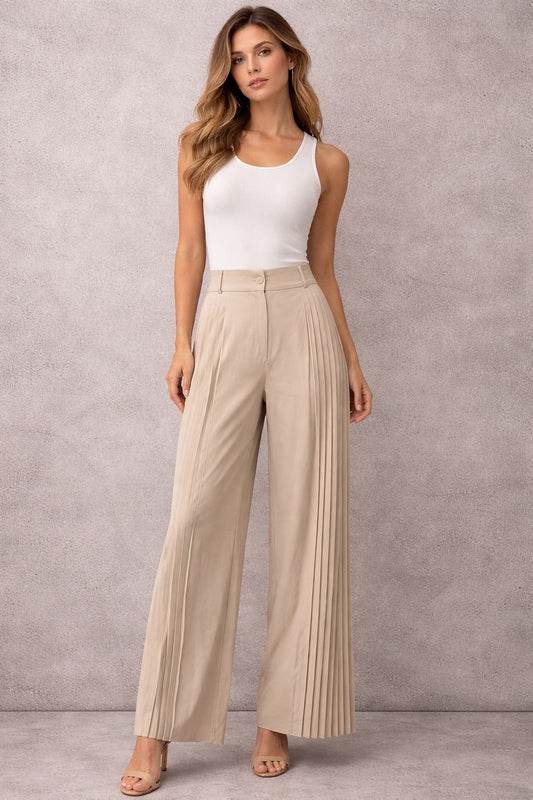 Wide-leg trousers with pleats, made of polyester.